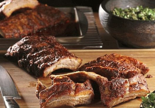 Foto costillas de cerdo en el papel de aluminio en el horno