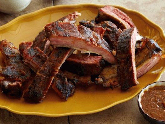 Foto de costillas de cerdo a la barbacoa en un adobo de cerveza