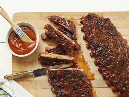 Foto costillas de cerdo estilo St. Louis con salsa de jengibre y soja a la barbacoa