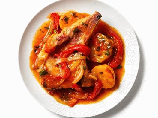 Foto de cerdo latinoamericano con papas y pimientos