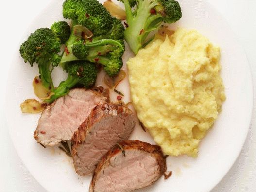 Foto de cerdo con romero y polenta