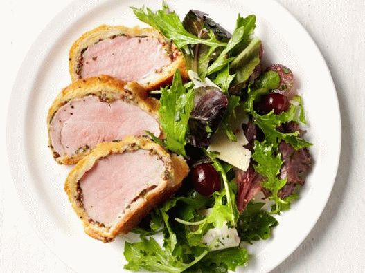 Foto de cerdo Wellington con hierbas y uvas