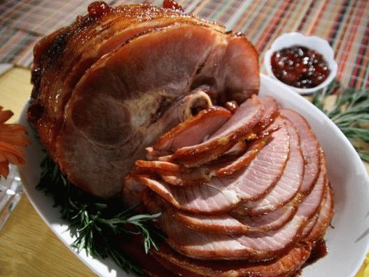 Foto Jamón de cerdo al horno en un esmalte de cereza