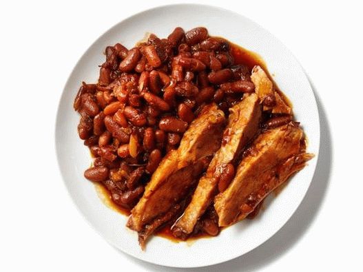 Foto Jamón de cerdo con frijoles en salsa de barbacoa en una olla de cocción lenta