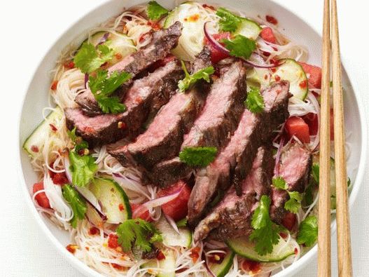 Foto de ensalada de fideos tailandeses con carne de res