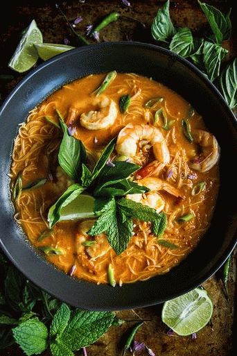 Foto de curry rojo tailandés con camarones