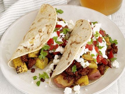 Foto de tacos con papas, chorizo ​​y calabacín amarillo