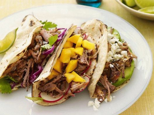 Foto de tacos con carne de cerdo en una olla de cocción lenta