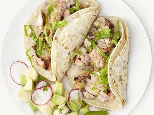 Foto de tacos con pollo y aguacate
