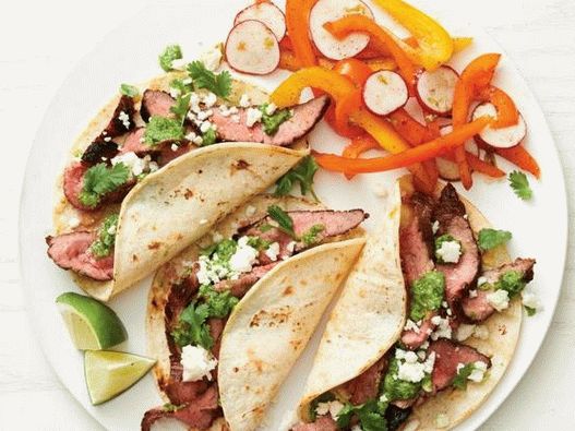 Foto de tacos con bistec y ensalada de pimiento y rábano