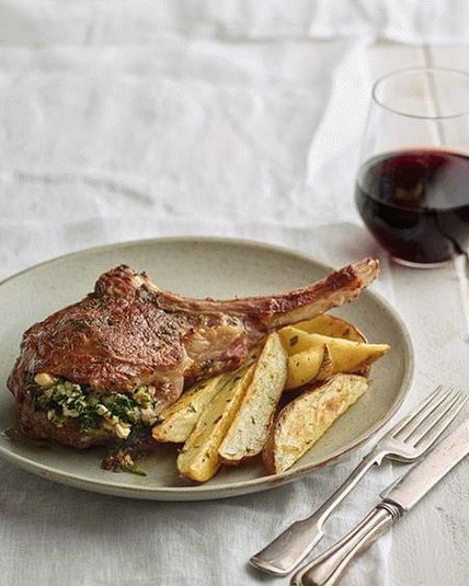Foto de chuletas de ternera en el hueso rellenas de parrilla