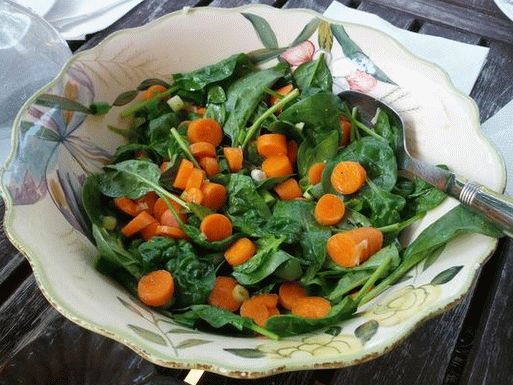 Foto Ensalada tibia de zanahoria y espinacas