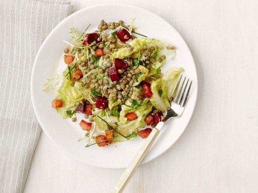 Foto Ensalada tibia con lentejas, remolacha y tocino