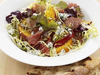 Foto Ensalada tibia con ciruelas y duraznos