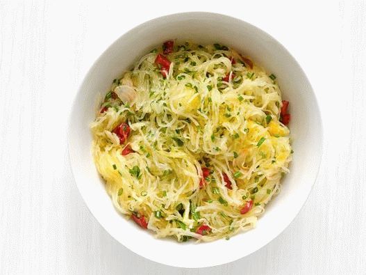 Foto de espagueti de calabaza con ajo, pimiento picante y hierbas