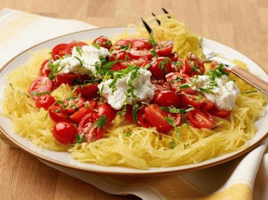 Foto de espagueti de calabaza con tomate fresco y ricotta