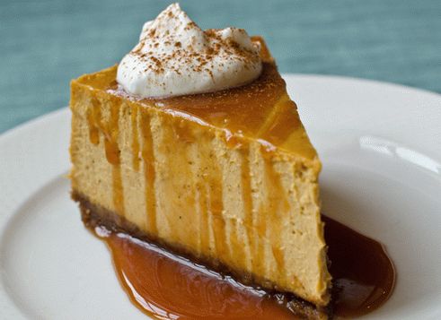 Pastel de queso con calabaza y crema batida de canela