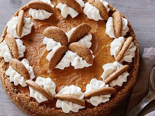 Foto Pastel de calabaza con una base de galleta de jengibre con crema de jengibre