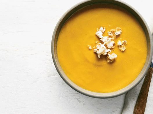Foto de puré de calabaza con curry y palomitas de maíz