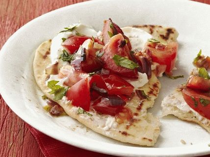 Foto Ensalada de tomate con pan a la parrilla