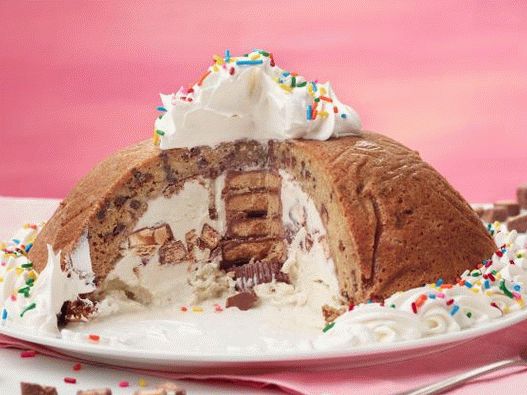 Foto de un pastel de galletas con chispas de chocolate y helado