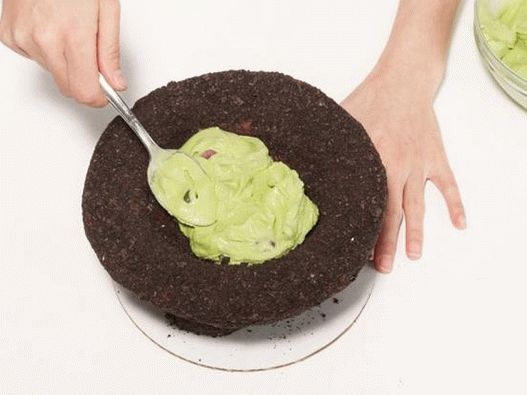 Llena el pastel con helado