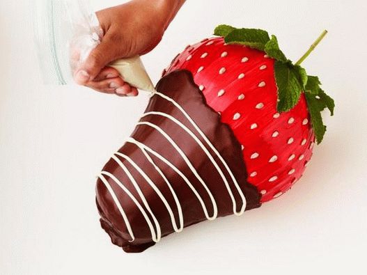 Derretir el chocolate blanco y decorar con zigzags
