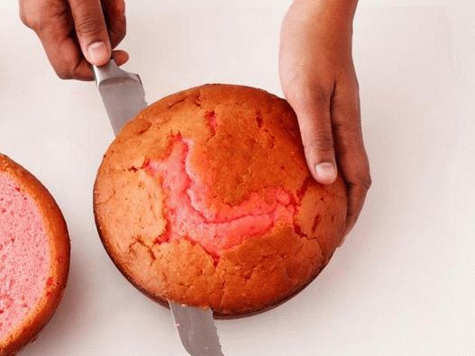 Usando un cuchillo de sierra, alinea la parte superior de los pasteles que horneaste en tazones