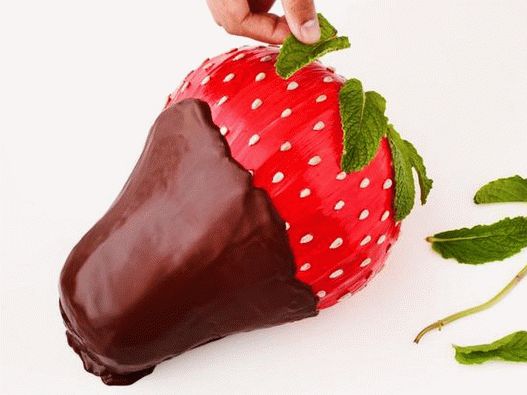 Coloca las hojas de menta sobre las fresas