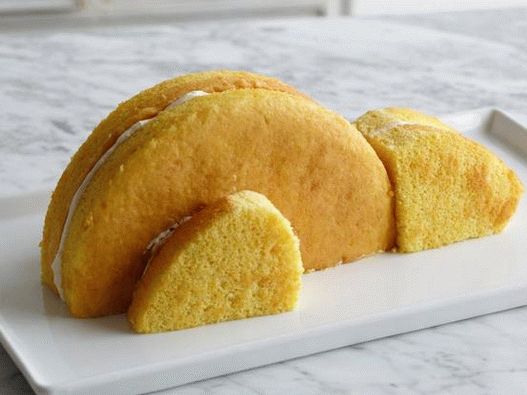 Pon los pasteles cortados en una bandeja para hornear