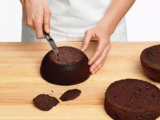 Cortar la parte superior hinchada de los pasteles