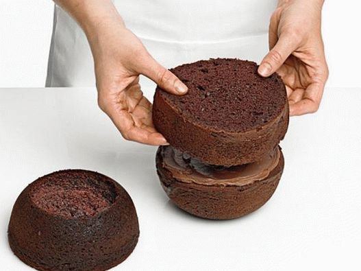 Saca el pastel sin cortar del tazón con el lado ancho hacia arriba