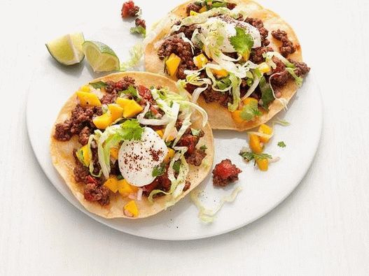 Foto de tostadas con carne molida y mango