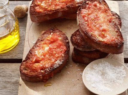 Foto tostadas con tomate y ajo