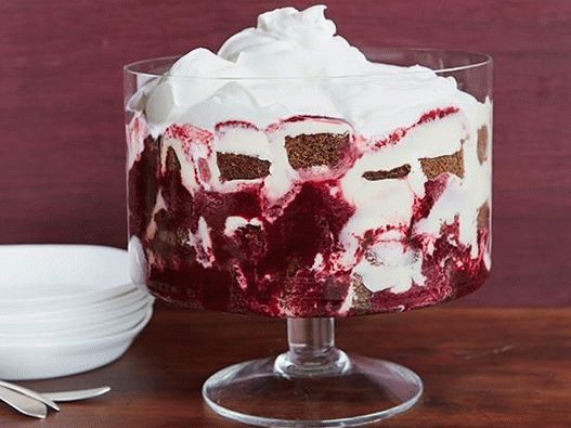 Foto de muffin de jengibre, kurdo de limón y salsa de arándanos