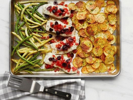 Foto al horno Bacalao con patatas, judías verdes y hierbas provenzales