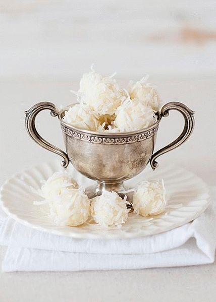 Foto de trufas de nieve con hojuelas de coco