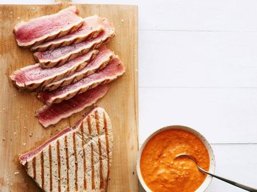 Foto de atún a la plancha con salsa romesco