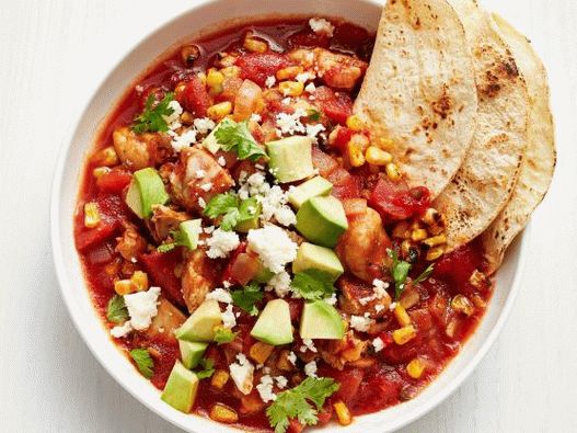 Foto de pollo guisado con pimiento chipotle en una olla de cocción lenta