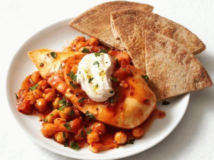 Foto de pechuga de pollo estofada con garbanzos en salsa de tomate