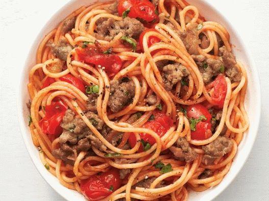 Foto de espagueti guisado con carne picada y tomates