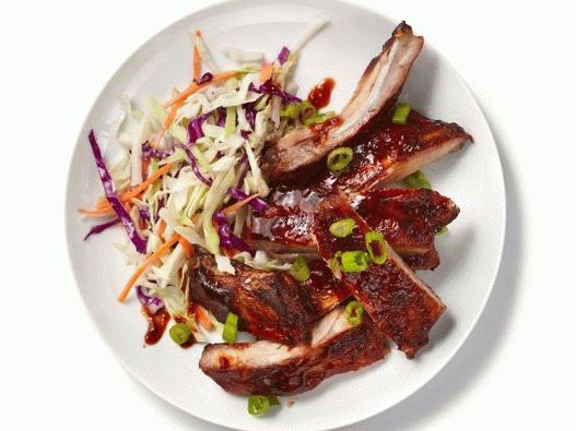 Foto de costillas de cerdo estofadas en una olla de cocción lenta con corteza de tomate