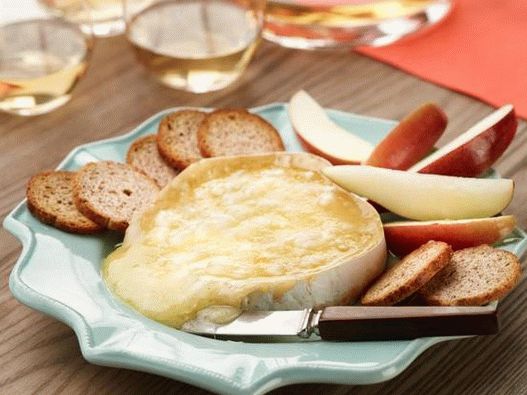 Foto de queso brie caliente con manzanas Fuji, peras y tostadas Melba