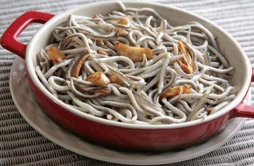 Foto anguila guisada en salsa de ajo