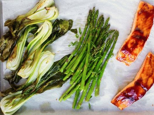 Foto Cena al horno: salmón con glaseado Hoisin y col bok-choi