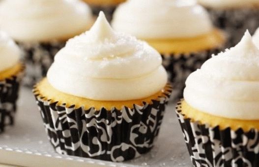 Foto Cupcakes de vainilla con crema delicada