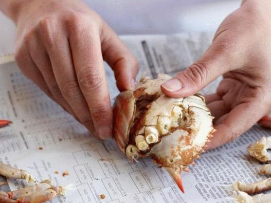Levanta y arranca el caparazón del abdomen