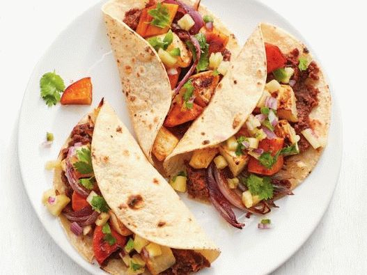 Foto tacos vegetarianos con apio, batatas y salsa de piña