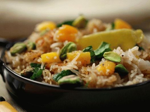 Foto pilaf vegetariano de arroz basmati con albaricoques secos