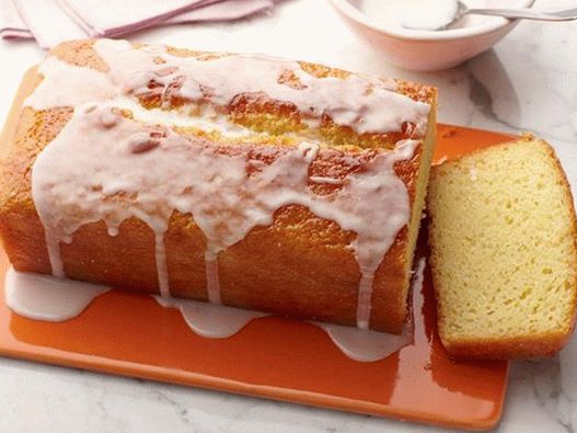 Magdalena de limón sobre un yogurt